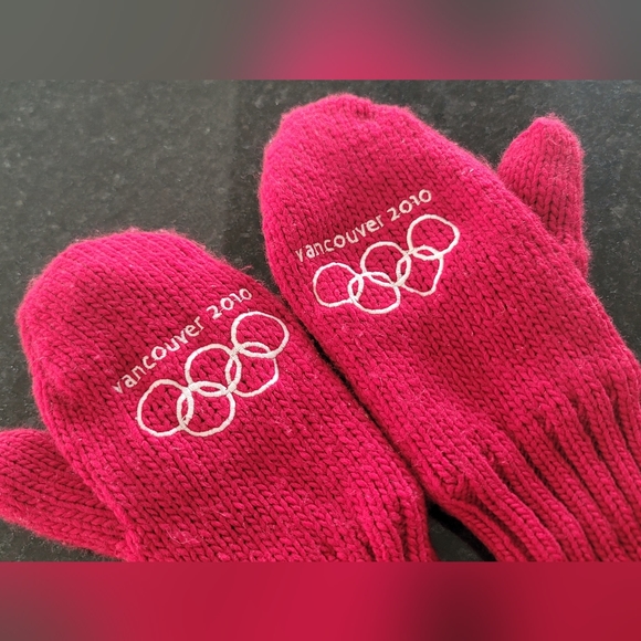 2010 Vancouver Olympics Red Mittens - Picture 6 of 7